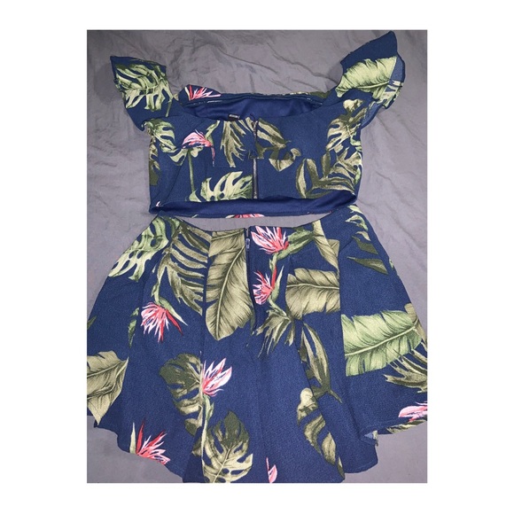 SOLD‼️Absolutely beautiful two piece set - Picture 2 of 2